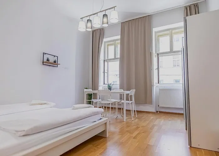 Comfortable Two Bedroom For Long דירה *
