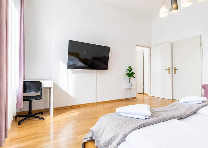 Comfortable Two Bedroom For Long דירה *